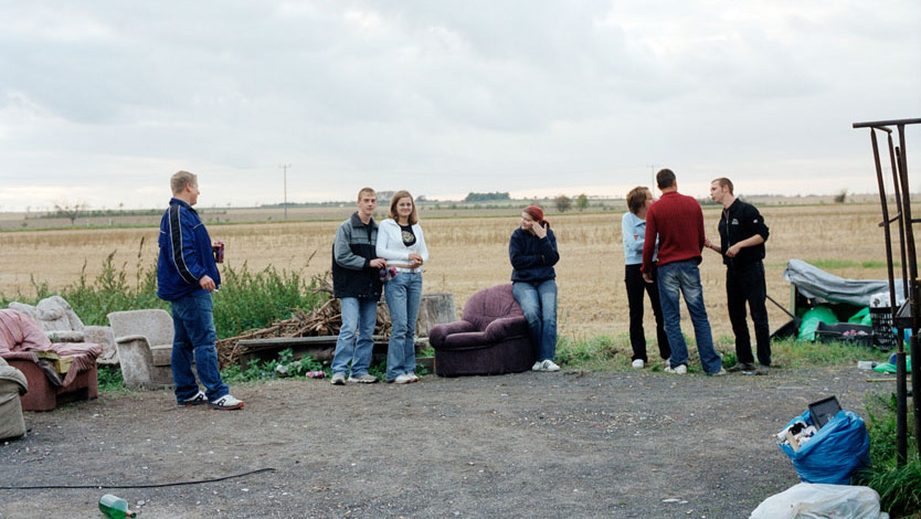 Tobias Zielony, o.T. Aus der Serie: Das, was euch am Leben erhält, ist was bei uns zu Asche zerfiel, 1997–2005. C-print, 15x10 cm. Courtesy: KOW, Berlin