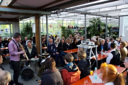 Die Eröffnung im Gewächshaus, Foto Peter Traub